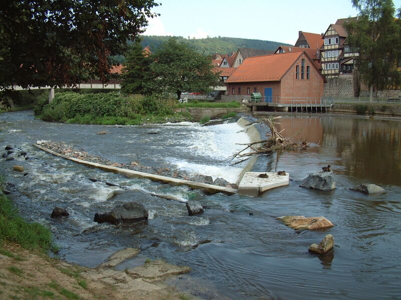 Datei:20190925075152!1600px-Streichwehr Werra.jpg